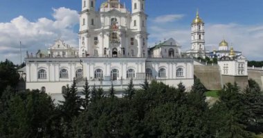 Üst ve Ana Şekil Değiştirme Katedrali Girişi, Altın Kupolalar Parlıyor, Sokak Lambaları, Küçük Pencereler, Kutsal Yatakhane Pochaiv Lavra, Ukrayna 'daki Ortodoks Manastırı