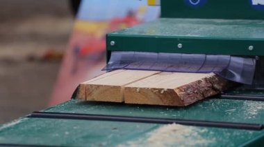 Ahşap fabrikasında odun kesmek. Kereste fabrikası kereste kesilen bir tesistir. Bıçkıhane makinesi tahta tahtalardaki ağaç gövdesini testereyle kesiyor.