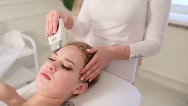 Tête Jeune Femme Recevant Massage Électrique Échographique Visage Salon Beauté — Video