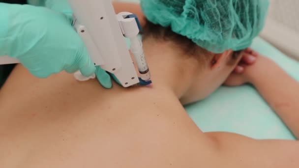 Recibiendo Procedimiento Mesoterapia Cosmetología Esteticista Inyectable Contra Envejecimiento Mujer Concepto — Vídeo de stock