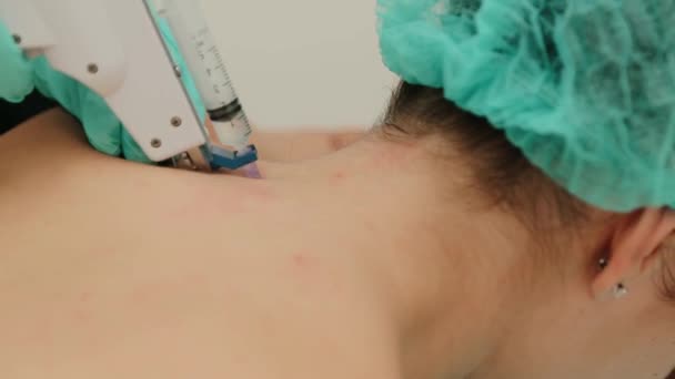 Szépségklinika Kozmetikus Kezek Kesztyűben Hogy Öregedésgátló Injekció Női Nyakba Kozmetikai — Stock videók