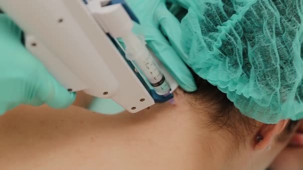 Mezoterapi işlemi devam ediyor. Güzellik uzmanı kadınlar için yaşlanmaya karşı iğne yapıyor. Boynuna enjekte edilmiş. Cilt bakımı. — Stok video