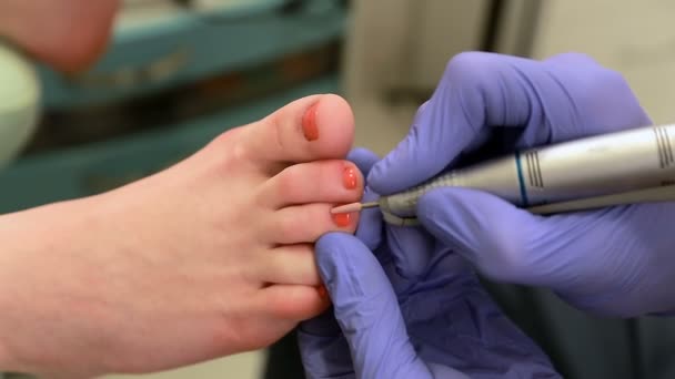 Pedicure, voetverzorging - een beauty center operator zorgt voor haar klanten teennagels — Stockvideo