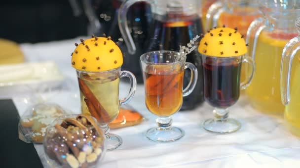 Kopjes glühwein met schijfje sinaasappel en kaneel. Kerststemming — Stockvideo