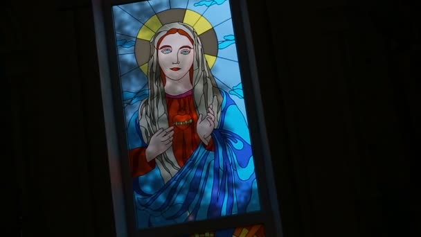 Kirchenfenster in der Kirche. Gottesmutter Maria — Stockvideo