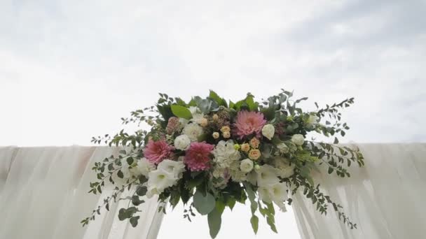 Крупним планом кругла весільна арка з квітами і зеленим листям. Весільний декор, весільна арка . — стокове відео