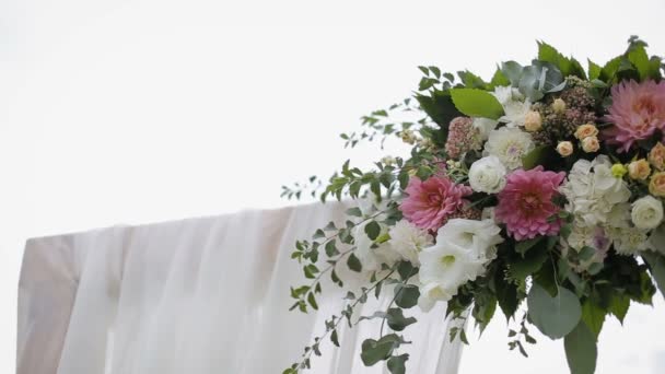 Bruiloft Bloemenboog Decoratie. Bruidsboog versierd met bloemen — Stockvideo