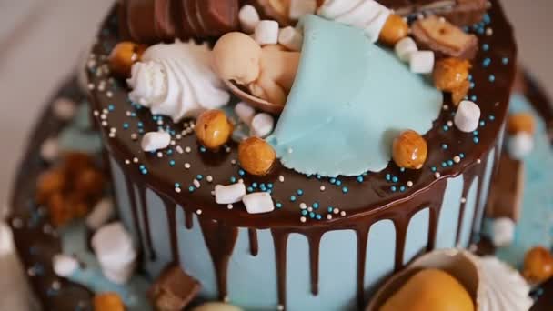 Süslü yeni doğmuş pasta, bebek hediye pastası, masada süslemeli bebek bebeği. — Stok video
