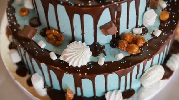 Boldog szülinapi tortát. Gyerek első szülinapi buli. Csokoládé cukormáz torta díszített különböző cukorkák és játék baba rajta — Stock videók
