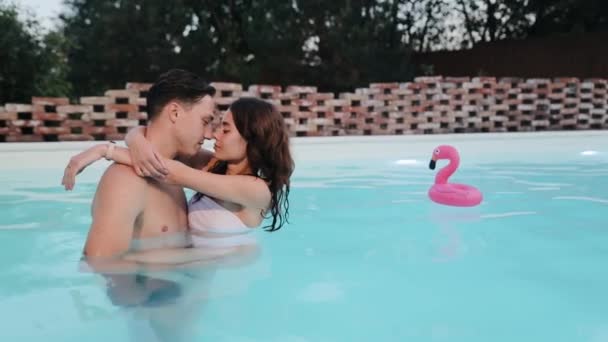 Amar Pareja Joven Disfrutando Una Cita Romántica Piscina Los Abrazos — Vídeos de Stock