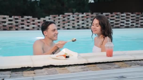 Mann Füttert Frau Mit Sushi Swimmingpool Glückliches Paar Isst Sushi — Stockvideo