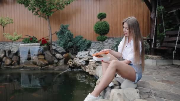 Mulher Abre Sushi Roll Takeaway Box Anúncio Para Entrega Sushi — Vídeo de Stock