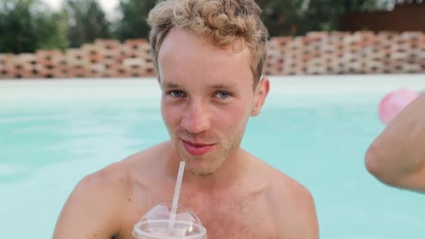 衣冠楚楚的男人在豪华温泉的游泳池里放松地喝着鸡尾酒 快乐的人在喝果汁 在游泳池里喝不含酒精的鸡尾酒的笑脸 — 图库视频影像