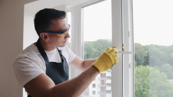 Handyman Använder Skruvmejsel För Att Fixa Fönsterhandtag Reparation Och Installation — Stockvideo