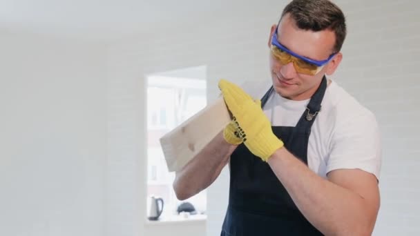 Carpinteiro Verifica Qualidade Lixar Placa Madeira Joiner Verificar Suavidade Prancha — Vídeo de Stock