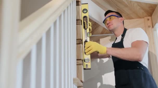 Carpenter Instala Escaleras Nueva Casa Moderna Construcción Inspector Masculino Comprobar — Vídeos de Stock