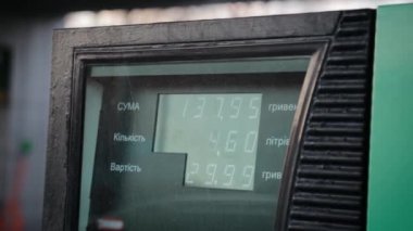 Ukrayna 'da yakıt ikmali yapılan, çöplerle ölçülen ve UAH olarak şarj edilen bir araba olarak gaz pompa ölçer LCD görüntüsü sayılıyor