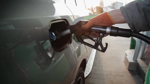 Boquilla de combustible insertada en el tanque de gasolina de los coches como su repostaje en la bomba de la gasolinera. Combustible, diesel, gasolinera, concepto de precios de la gasolina. Gasolina, gas, concepto de petróleo. — Vídeo de stock