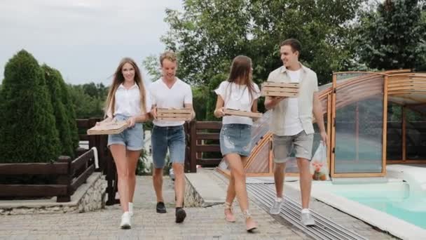 Счастливые Веселые Друзья Смеются Развозя Пиццу Бассейна Группа Людей Готовится — стоковое видео