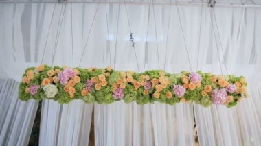 Restoran Salonunda Çiçekli Düğün Dekorasyonları. Törenler ve Düğünler için Güzel Salon. Bir Düğün Salonu Dekorasyonunun İçi