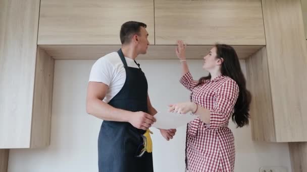 Vrouw Bespreekt Meubelproject Van Het Nieuwe Appartement Met Haar Werknemer — Stockvideo