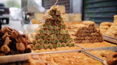 İsrail, Tel Aviv 'deki Carmel Market' te geniş çaplı bir baklava. Tarihsel pazar popüler bir turizm merkezidir ve dünyanın en eski kapalı pazarlarından biridir.