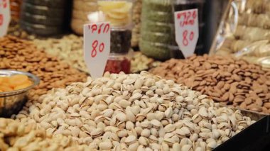 İsrail 'in Tel Aviv pazarında farklı türde fıstık ve şam fıstığı satılıyor.