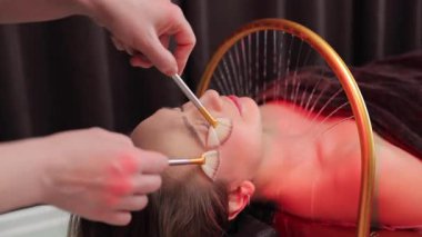 Fan fırçaları ve cilt yenilenmesi için yararlı bir hidroterapi banyosu da dahil olmak üzere canlandırıcı bir yüz tedavisi deneyimi olan bir kişi. Japon kafa SPA