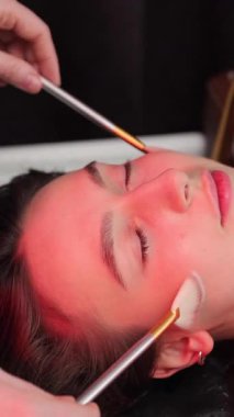 Kafa spa tedavisinden hoşlanan, maske takan ve tedavi amaçlı su taşması altında fırça kullanan biri. Japon kafa SPA