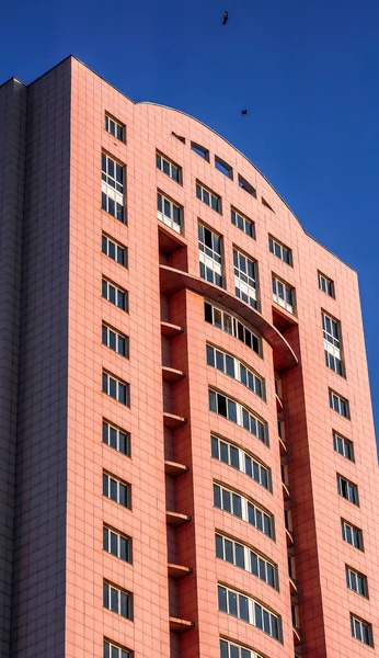 yüksek kırmızı çok katlı ev mavi gökyüzünün altında