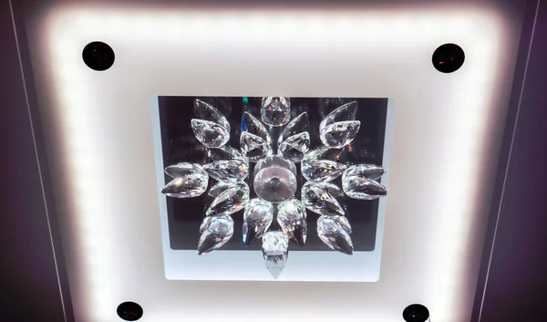 Luksusowy kryształowy żyrandol z lampami roboczymi — Zdjęcie stockowe