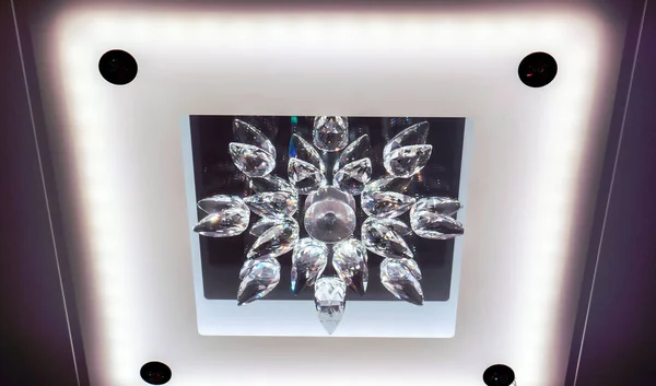 Lambalı lüks kristal avize.