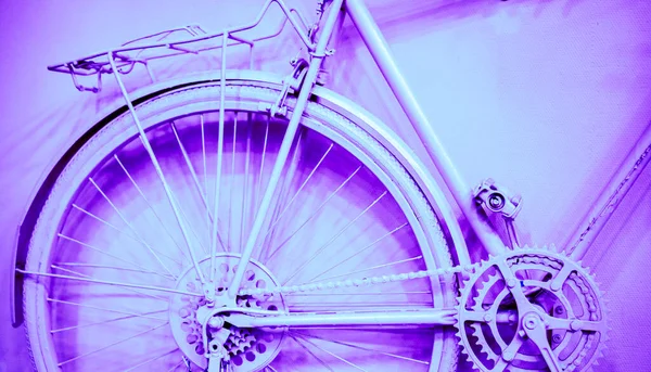 Dekoratif ev duvarında klasik lavanta rengi mor bisiklet