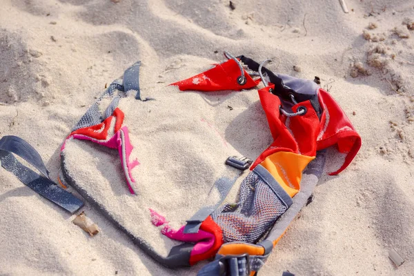 Plaj kumları yaz zamanı küçük kırmızı çocuk sırt çantasına