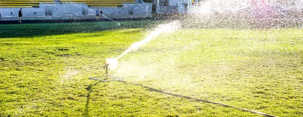 Yeşil futbol sahasının altında çalışan otomatik su çimenliği