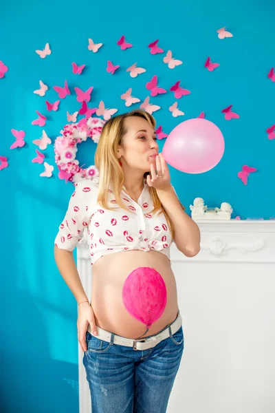 Mulher grávida feliz infla o balão — Fotografia de Stock