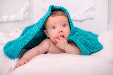 Şirin Bebek battaniye altında