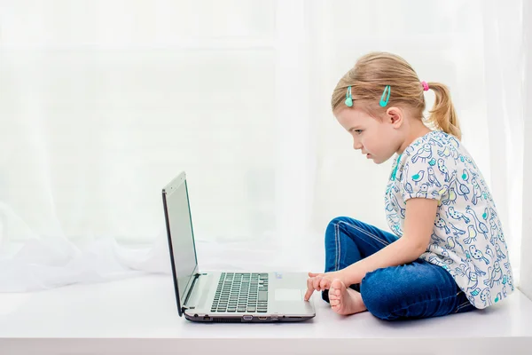 Cztery lata stary dziewczynka gra na laptopie — Zdjęcie stockowe