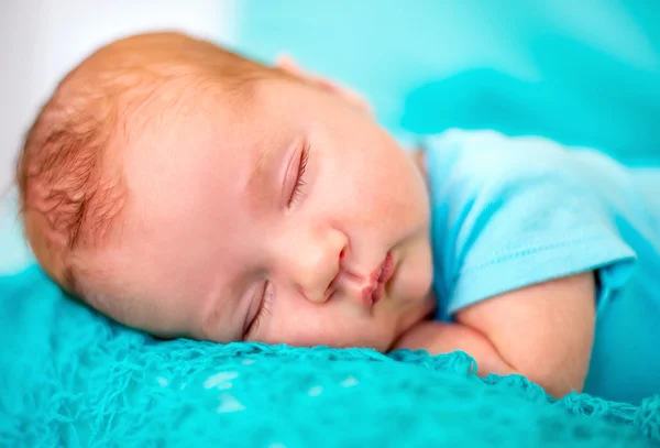 Ребенок спит на животе, ручки под головой — стоковое фото