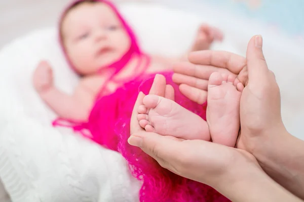 Нога дитини в руках матері — стокове фото