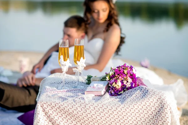 Wedding glasses of white wine on the background of the bride on the lake — Stock Photo, Image