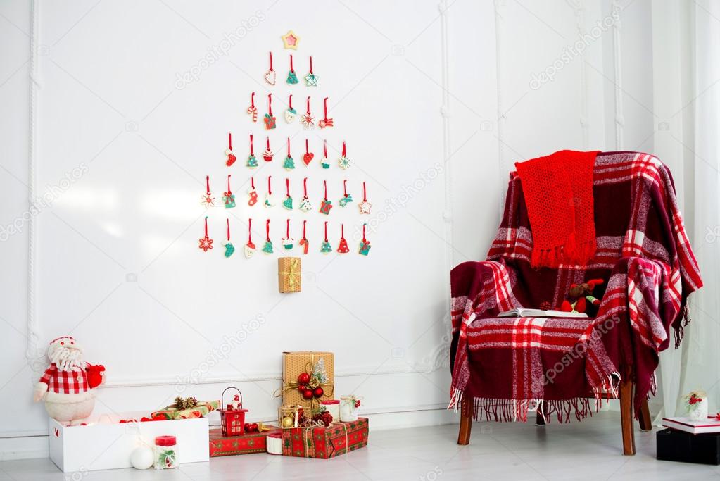 Weihnachtsdekoration. ein bequemer Sessel mit Teppich, Geschenken