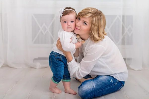 Vakker ung mor klemmer sin lille datter – stockfoto