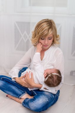 Genç anne kızı emzirme tarafından görünüyor.