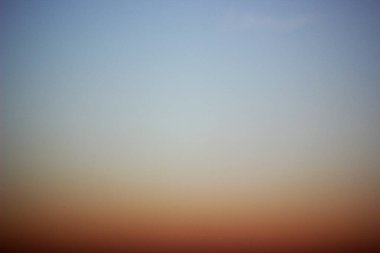 Yumuşak bulanık kış günbatımı arkaplanı yumuşak pastel gradyan, sakin atmosfer akşam ışığı, tasarım, meditasyon, rahatlama, tatil ve mevsimsel kavramlar için kopya alanı ile minimum soyut doğa sahnesi