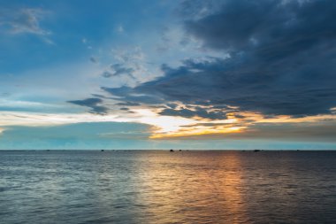 Renkli bulut, gökyüzü, güneş ve deniz.