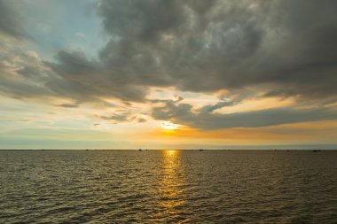 Renkli bulut, gökyüzü, güneş ve deniz.