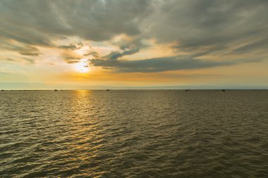 Renkli bulut, gökyüzü, güneş ve deniz.