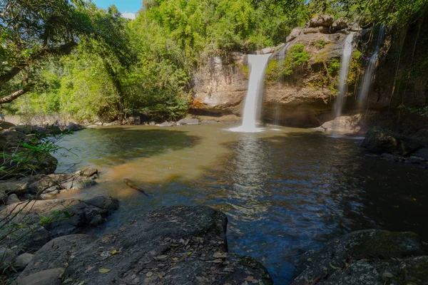 Cascada en el bosque — Foto de Stock