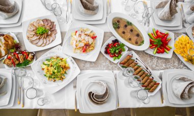 düğün günü masaya güzel çiçek